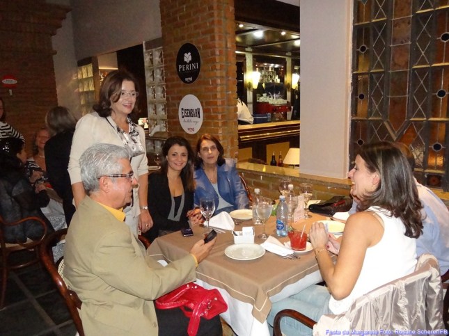 Margarete junto na mesa suas duas filhas