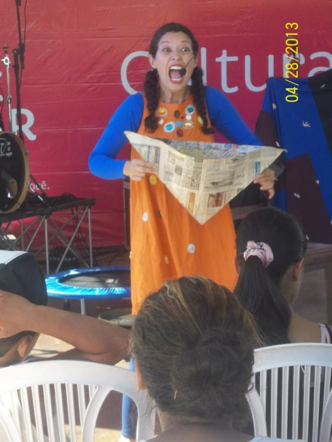 Foto clicada por Anderson Rosa Dos Santos. Espetáculo QUAQUARELA do Bando De Brincantes Coletivo de Arte — com Viviane Juguero.